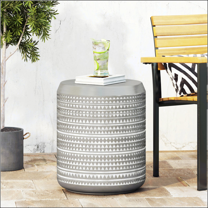 Table d'appoint d'extérieur en béton léger au design triangulaire, parfaite pour la décoration de patio et de jardin