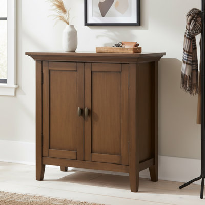 Armoire de rangement transitionnelle en bois massif l 32 po avec tablettes réglables et plateau à rebords Redmond