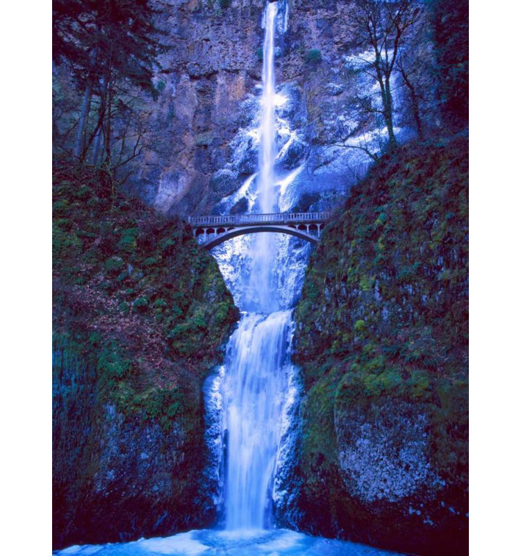 Art sur toile tendu Lark Manor ™ Leahy, Ike, Multnomah Falls Winter, H 24 po x l 19 po