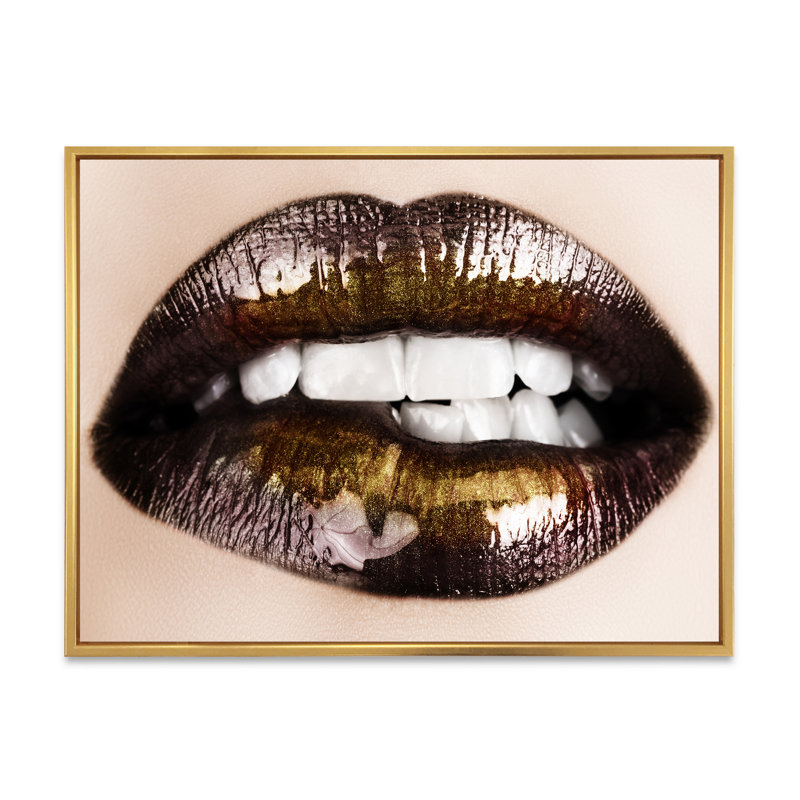 Black Gold Lips Biting - Photographie sur toile, H 12 po x l 20 po x p 1 po, Toile encadrée d'or