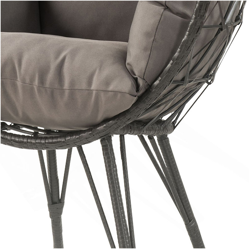 Chaise de patio gris clair et noire avec coussin rembourré