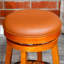 Tabouret de bar avec siège en cuir, fonction pivotante et structure en bois franc durable