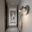 Applique murale moderne à DEL minimaliste avec double contrôle de la lumière, lampe de lecture à bras pivotant réglable et rétroéclairage doux pour la chambre à coucher, le salon ou le bureau