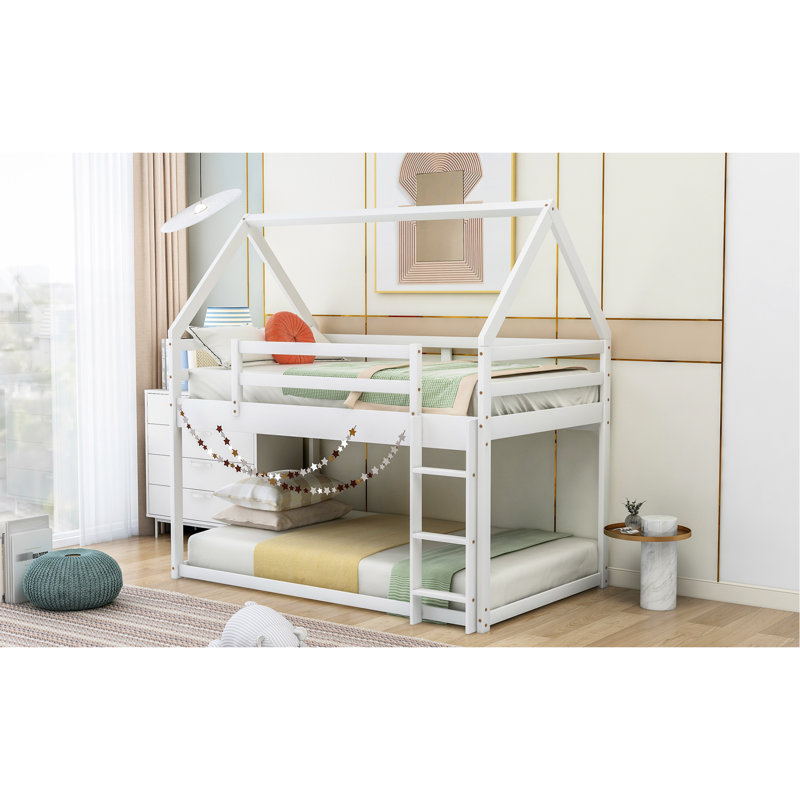 Lit simple superposé simple en blanc, en forme de maison avec - détail de maison basse robuste et pratique, blanc pour une montée facile