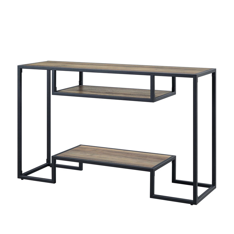 Table de canapé Idella au fini chêne rustique avec structure en métal industriel et rangement spacieux, parfaite pour les espaces de vie modernes.