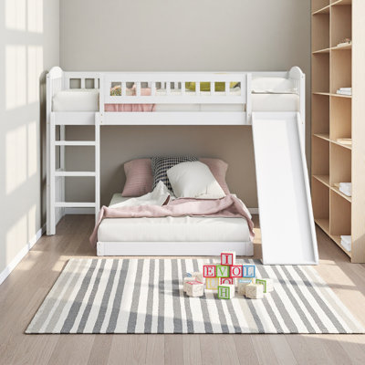 Lit superposé simple au-dessus de simple avec glissoire et échelle