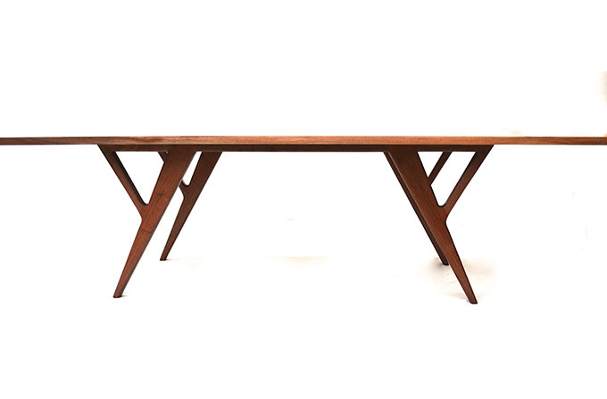 Sedute Solid Wood Dining Table, Wanut