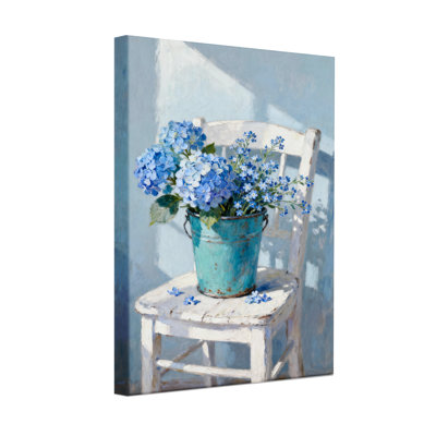 Plantes et fleurs Fleurs bleues dans un seau rustique sur une chaise