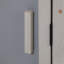 Poulailler portatif mobile avec nichoir, chambre à coucher, course, fenêtre, panneau solaire, portes, plateau coulissant, roues, enclos extérieur pour petits animaux, gris avec motifs colorés
