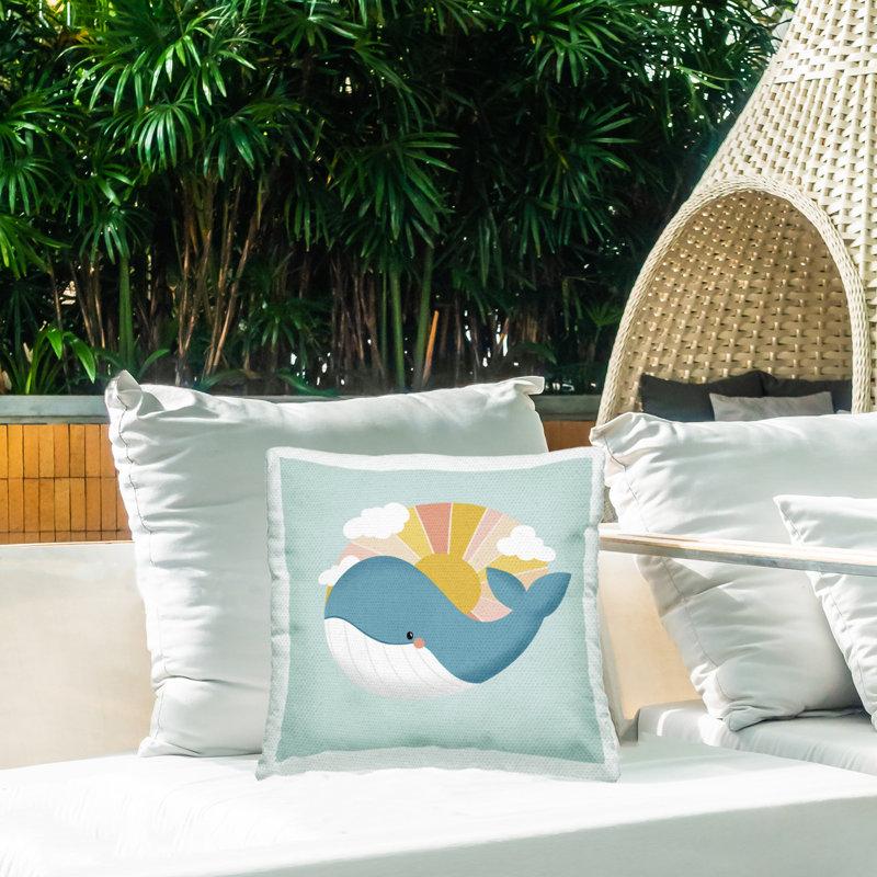 Coussin d'extérieur Whale & Sunshine Rays Design par Sarah Hickman