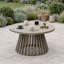 Table basse ronde d'extérieur en bois d'acacia avec base à lattes distinctive-133525380