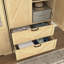 Armoire élégante et chic pour chambre à coucher avec tringle à vêtements suspendue à l'intérieur de l'armoire et tiroirs pour l'organisation du rangement