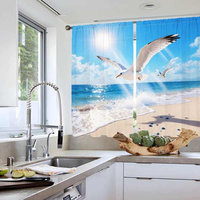 2 panneaux de rideau filtrant la lumière de la plage avec une mouette survolant les vagues de l'océan