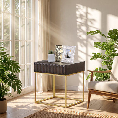 Table d'appoint contemporaine en bois massif texturé avec tiroir dissimulé, dimensions : 58,4 cm (L) x 58,4 cm (P) x 61 cm (H).