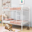 Lit superposé simple au-dessus d'un lit simple en métal avec échelle-278695141