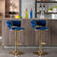 Tabourets de bar en velours bleu (lot de 2), pieds et repose-pieds dorés, hauteur réglable grâce à un système de levage mécanique.