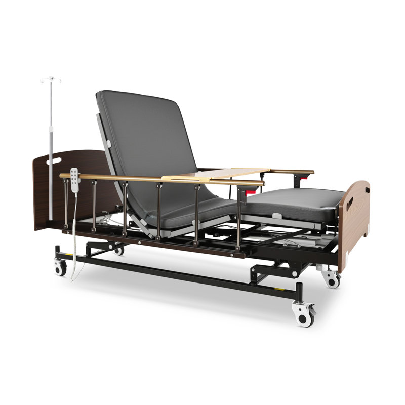 Lit d'hôpital électrique avec dossier réglable, matelas rembourré gris, rails latéraux en bois, roues verrouillables