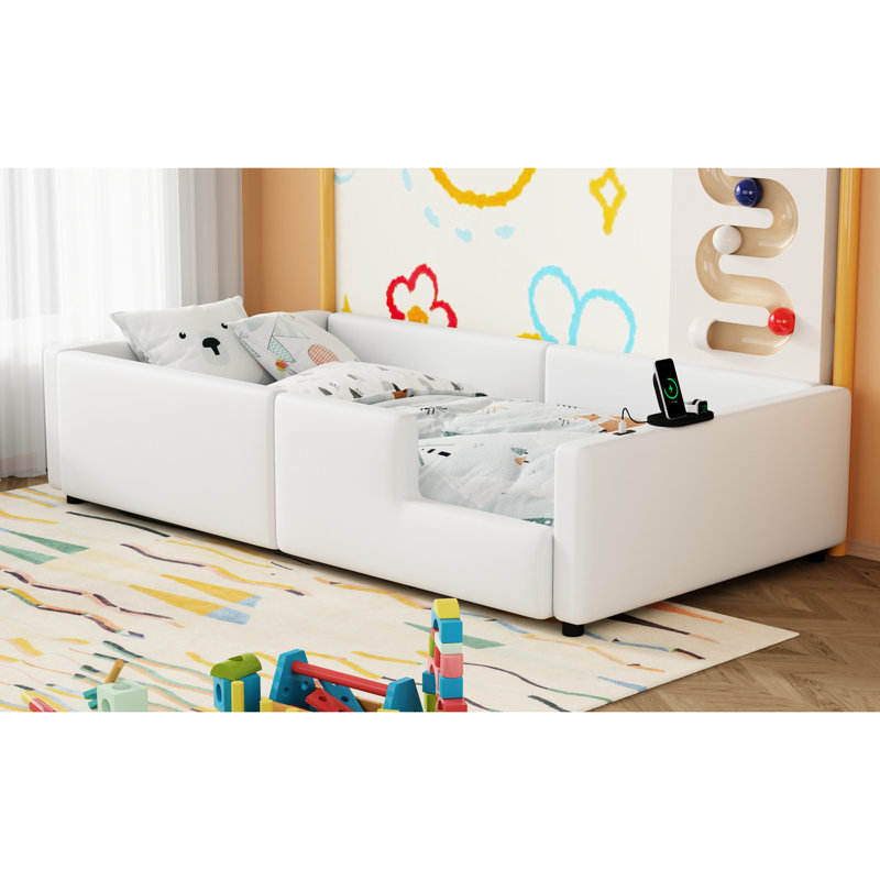 Lit simple blanc avec garde-corps et ports de charge pratiques - port rembourré
