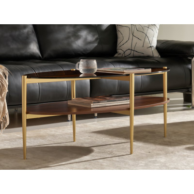 Table basse ovale Shrine, conception moderne Mid-Century, structure à 2 niveaux, plateau en verre ambré et tablette en bois aggloméré noyer, P 47 po x l 21 po x H 17 po, pieds en métal coniques élégants avec finition dorée