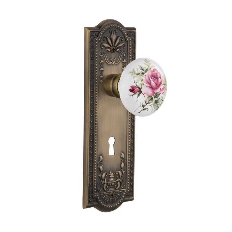 Plaque Meadows avec trou de serrure décoratif et bouton de porte en porcelaine blanche, Laiton antique