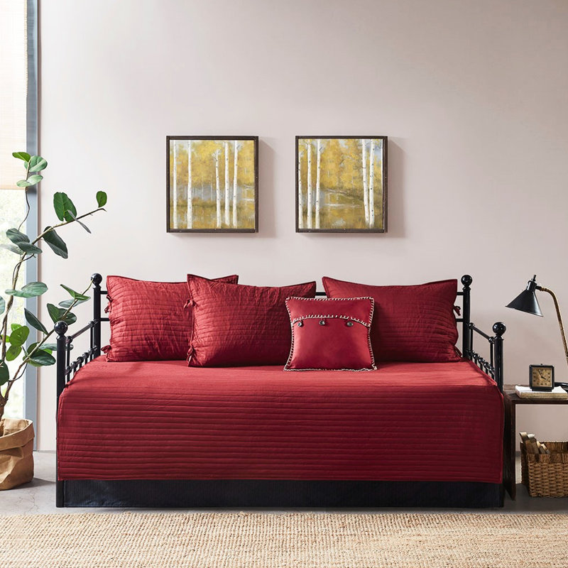 Housse de lit de jour 6 pièces - Carreaux rouges réversibles, garnies de coton pour une literie tendance, convient pour un lit simple, comprend 3 taies d'oreiller, un coussin décoratif et une parure de lit d'inspiration chalet.