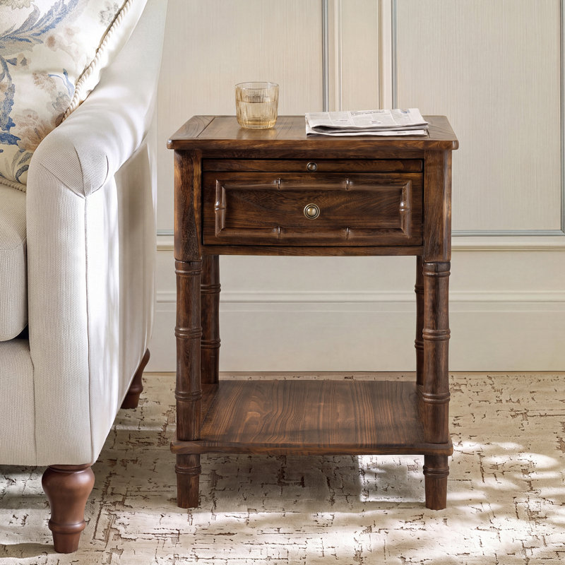 Table d'appoint Abigail de style transitionnel, en bois massif, avec station de recharge intégrée, Walnut