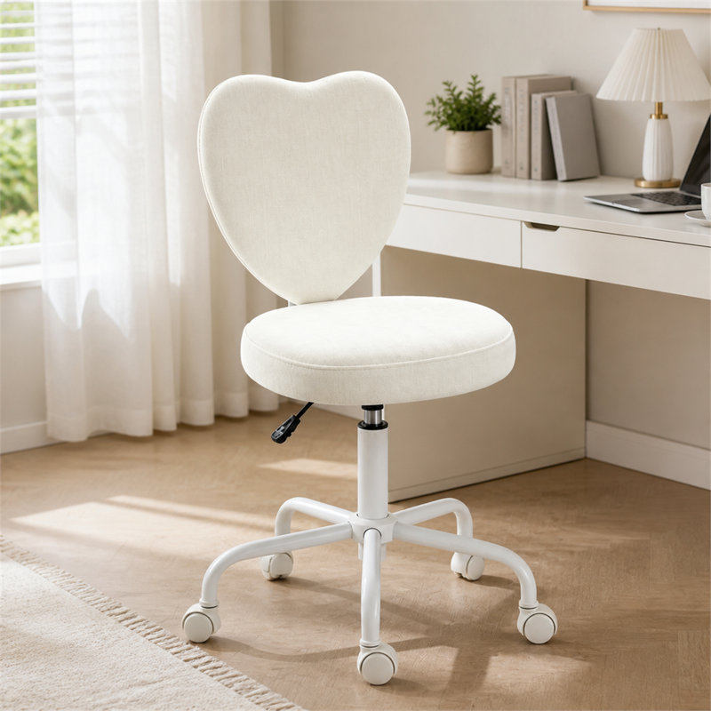 Ce fauteuil de coiffeuse à dossier en forme de cœur dispose d'un réglage en hauteur et en hauteur, d'une rotation à 360 degrés, de roulettes et d'une chaise de bureau.