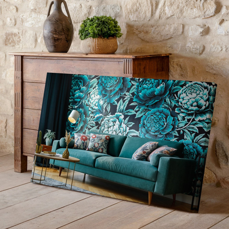 Toile, une scène de salon douillette avec un canapé bleu sarcelle moelleux orné de coussins décoratifs à motifs colorés placés contre une toile