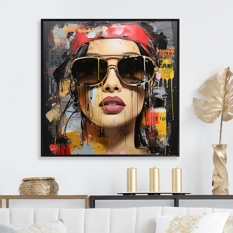 «Red Grunge Woman Collage IV», art mural Pop, Cadre flottant noir, H 16 po x l 16 po x P 1 po