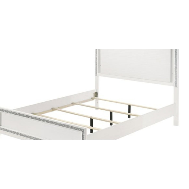 Lit élégant avec éclairage à DEL, tête de lit à panneau et pied de lit à profil bas pour une chambre à coucher moderne.