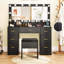 Bureau de maquillage avec miroir et lumières-106951567