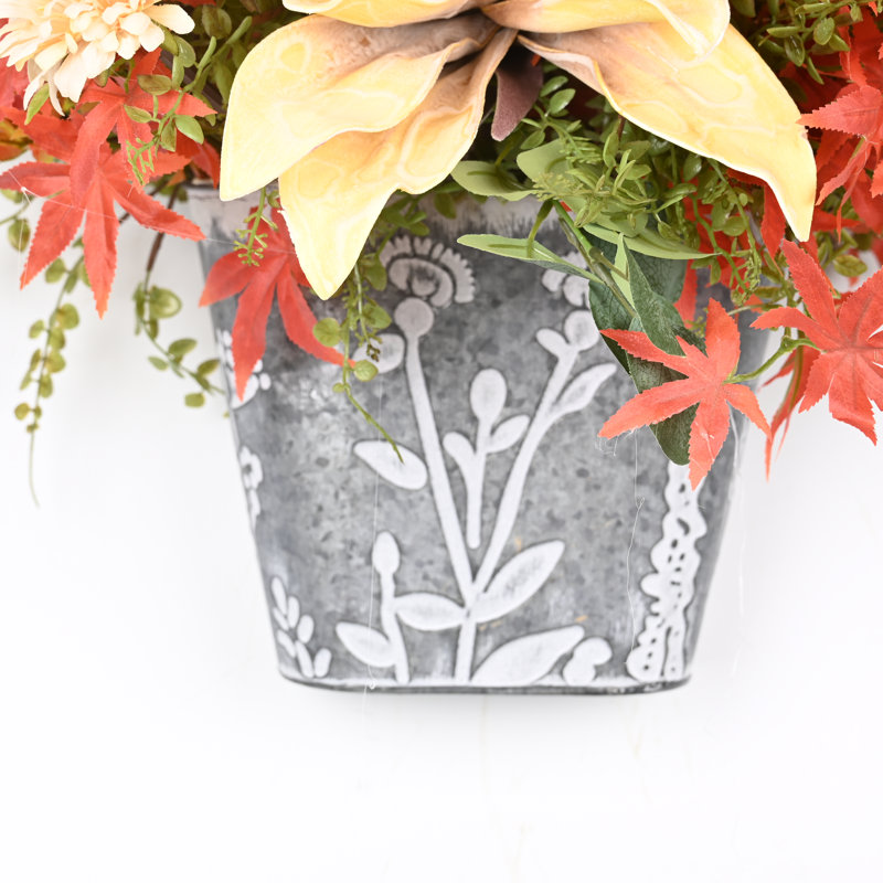 Fleurs artificielles de dahlia dans un pot en métal rustique, arrangement floral chic, bouquet de fausses fleurs pour la table de campagne