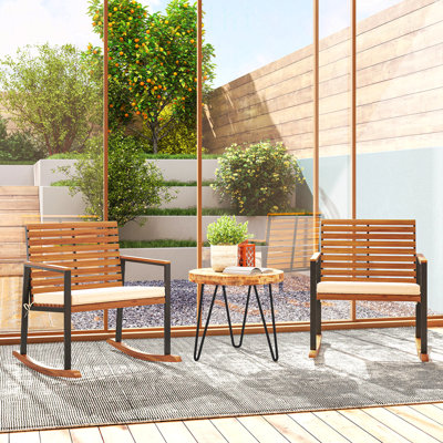 Ensemble de 2 chaises berçantes d'extérieur, en bois d'acacia avec accoudoirs et coussins, blanc crème, pour se détendre sur la terrasse.