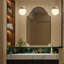 Applique murale moderne de style Mid-Century avec finition dorée et abat-jour en verre givré, luminaire mural en laiton pour la chambre à coucher, le salon, la salle de bain, le couloir et l'entrée