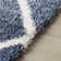 Tapis bleu à motif géométrique à treillis