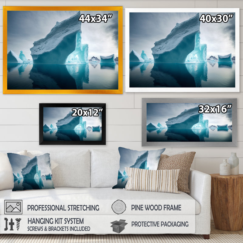 «Floating Majestic North American Iceberg I», reproduction sur toile, H 30 po x l 40 po x P 1,5 po, Encadrement doré