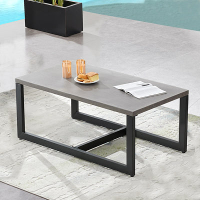 Table basse d'extérieur en métal N 47 po x P 26 po Naresa