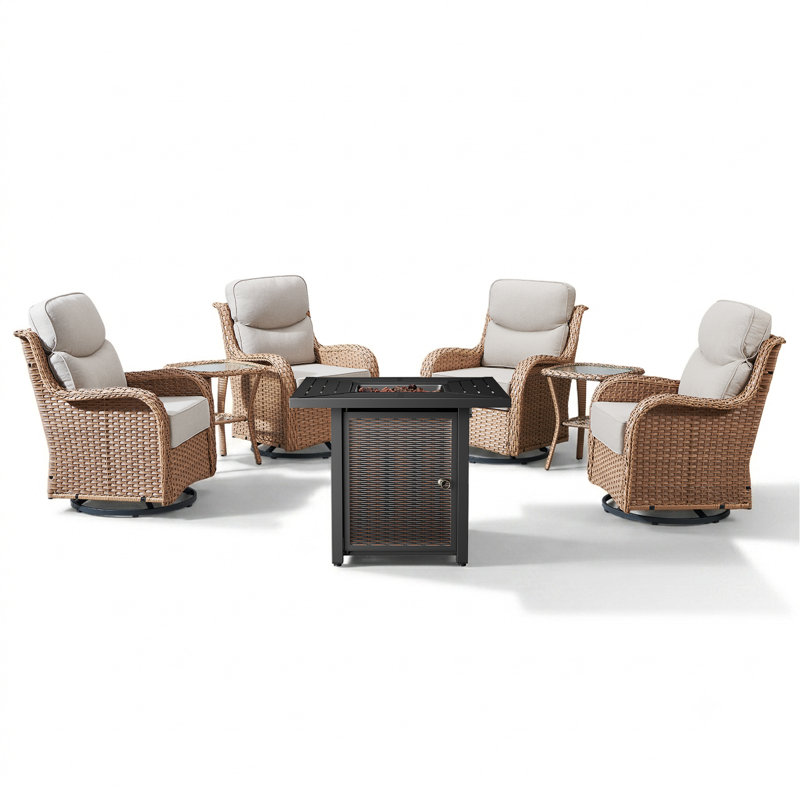 Ensemble de conversation extérieur en osier pour 4 personnes avec canapé, fauteuils pivotants, table d'appoint et foyer.
