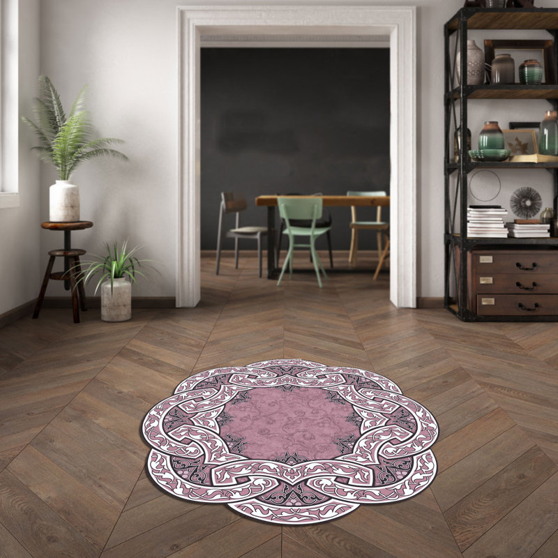 Tapis rose / noir en polyester tissé à la machine Novelty, Nouveauté 5 pi 3 po x 5 pi 3 po