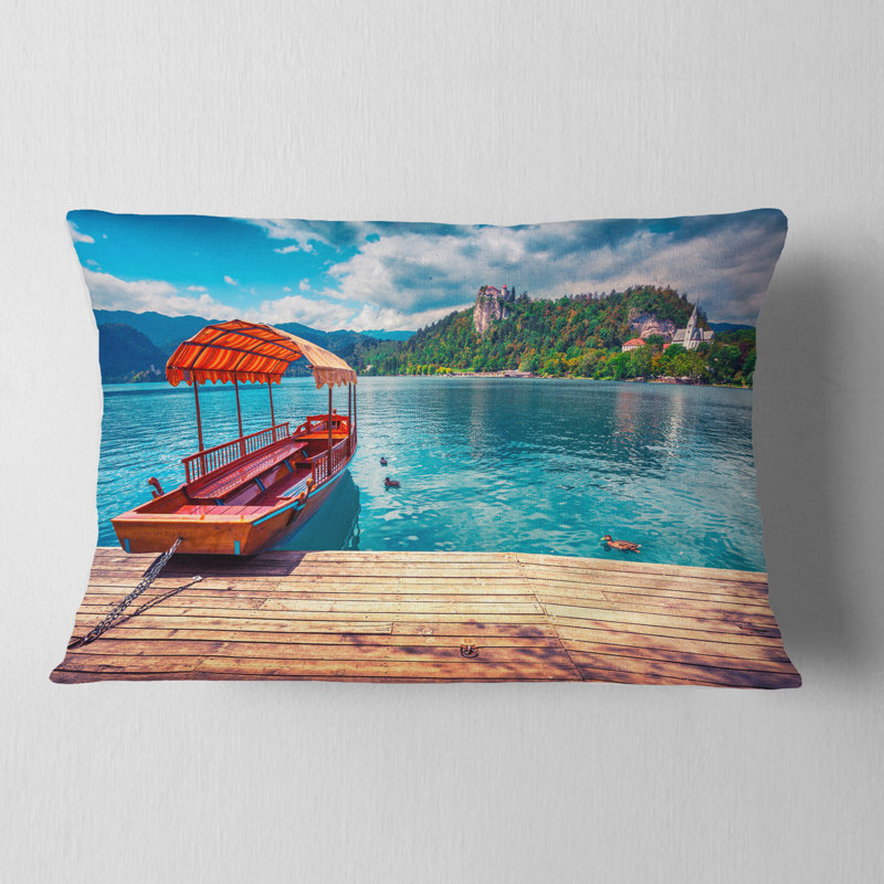Coussin lombaire imprimé bateau dans le lac Bled dans les Alpes juliennes