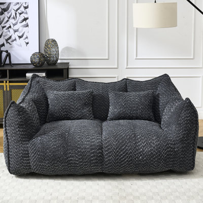 Deux chaises avec grand fauteuil carré idéal pour créer des liens familiaux dans la salle à manger en chenille