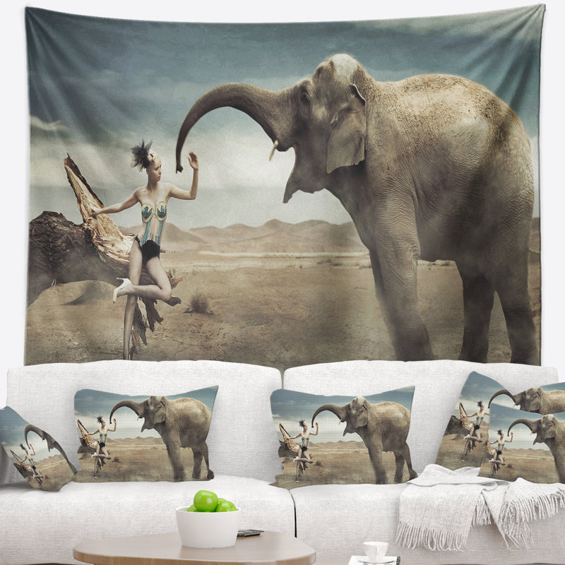 Femme sexy avec une tapisserie éléphant, H 32 po x l 39 po