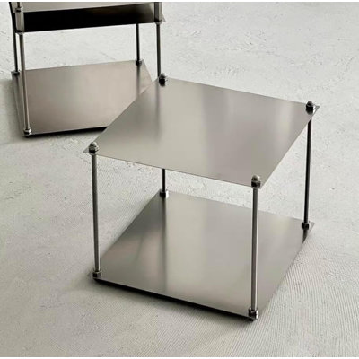Table de bout en acier inoxydable.