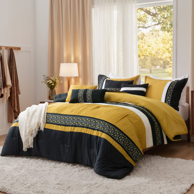Ensemble de literie bohème brodé géométrique 7 pièces, jaune moutarde et noir, comprenant une couette et des coussins décoratifs.