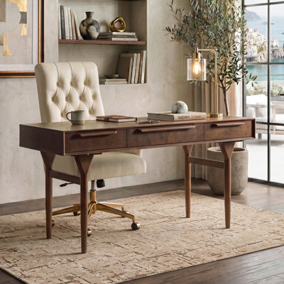 Bureau Farrington de style moderne du milieu du siècle, en bois massif, de 60 pouces de large, avec station de recharge et 3 tiroirs de rangement