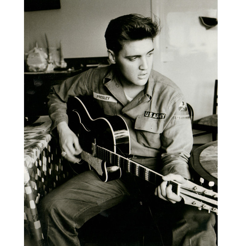 Elvis Presley portant un blouson de l'armée américaine, H 18 po x l 14 po