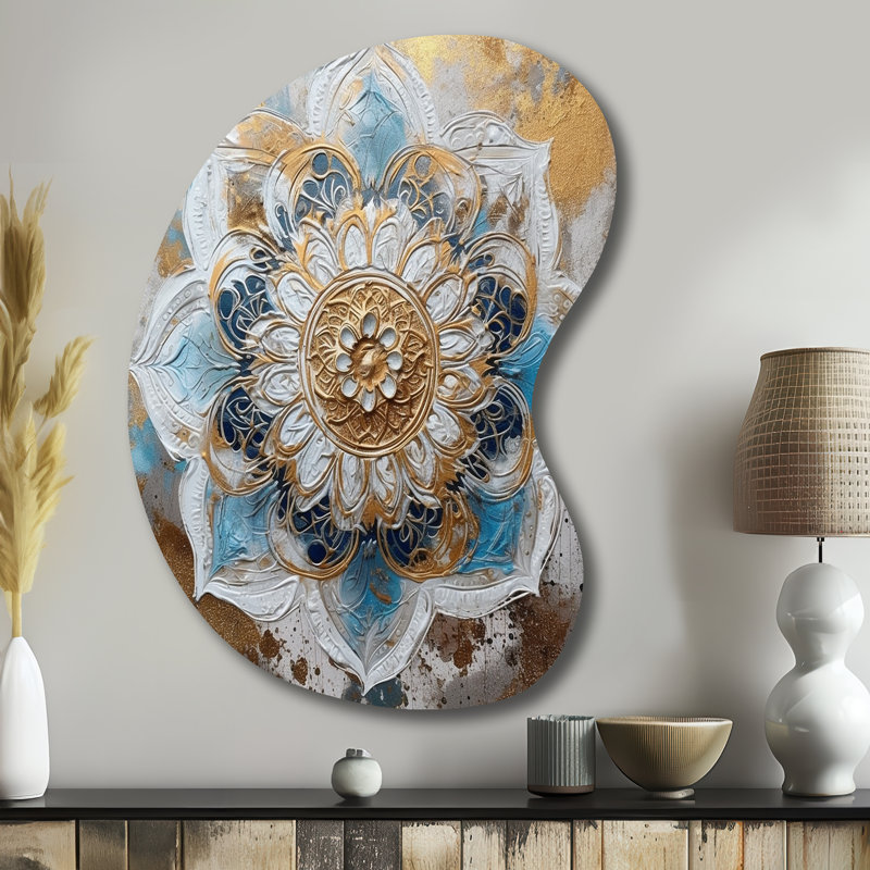«Blue and Gold Mandala I - Boho Mandala», art mural en métal asymétrique bleu, H 39 po x l 28 po
