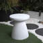 Table de bout de patio Quentarius avec finition faux terrazzo