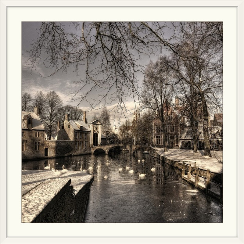 «Straub Bruges in Christmas Dress» par Yvette Depaepe - reproduction de photo, H 30 po x l 30 po x P 1,5 po, Toile