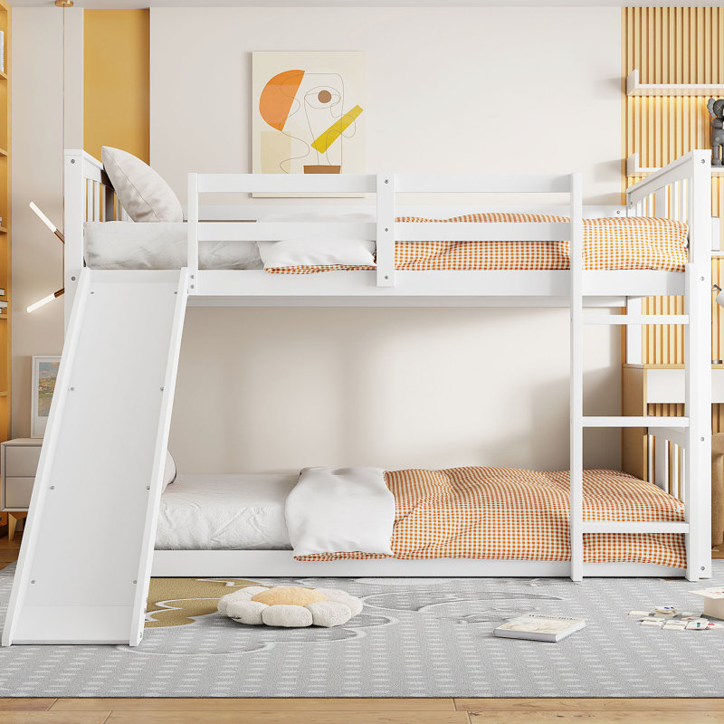 Lit simple au-dessus d'un lit superposé avec glissade agréable - Blanc pour un sommeil relaxant et un espace solide optimisé